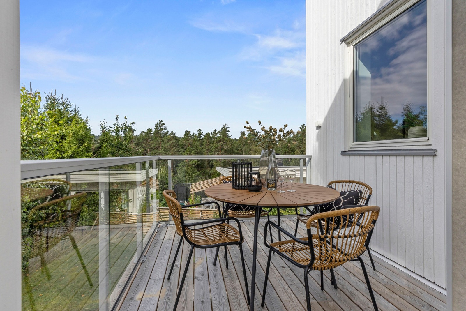 Vestre del av balkongen ved kjøkken/stue er perfekt for å nyte middagen i kveldssolen - her har du solen til den går ned Galleribilde