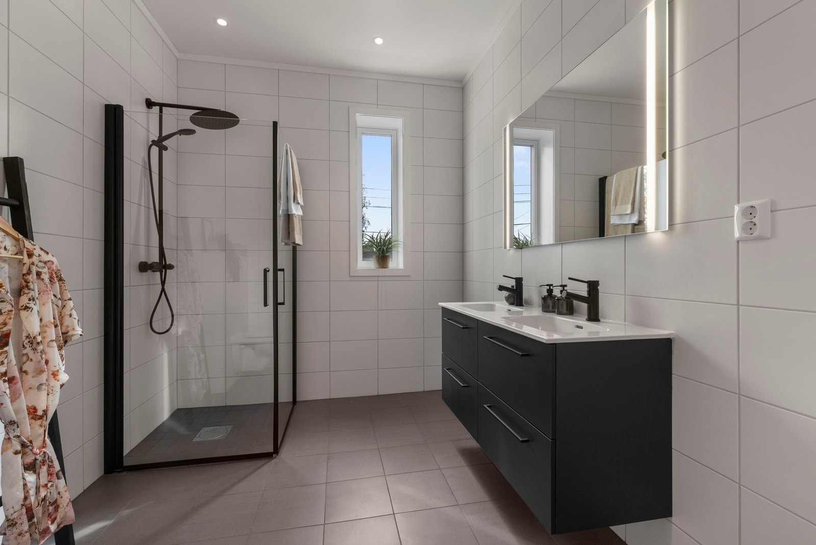 Badet i 2.etasje har flislagte overflater og god plass til oppbevaring Galleribilde