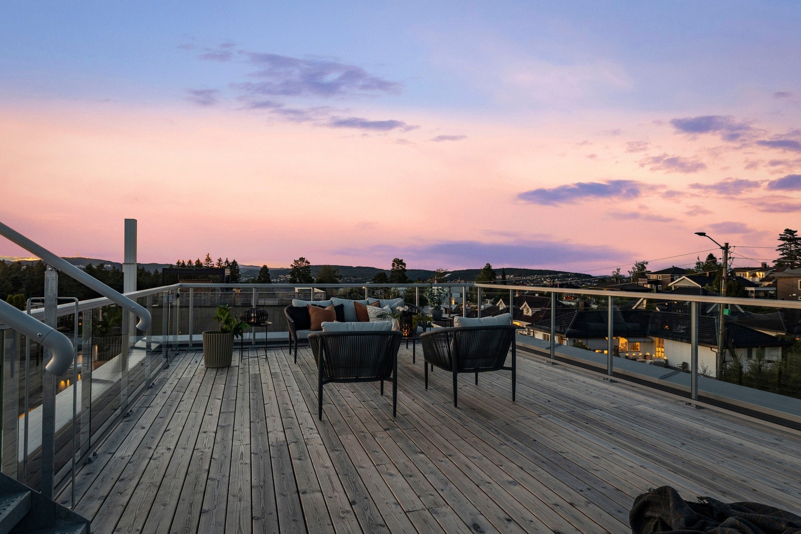 Kveldsstemning på den høyeste takterrassen på Røykås Galleribilde