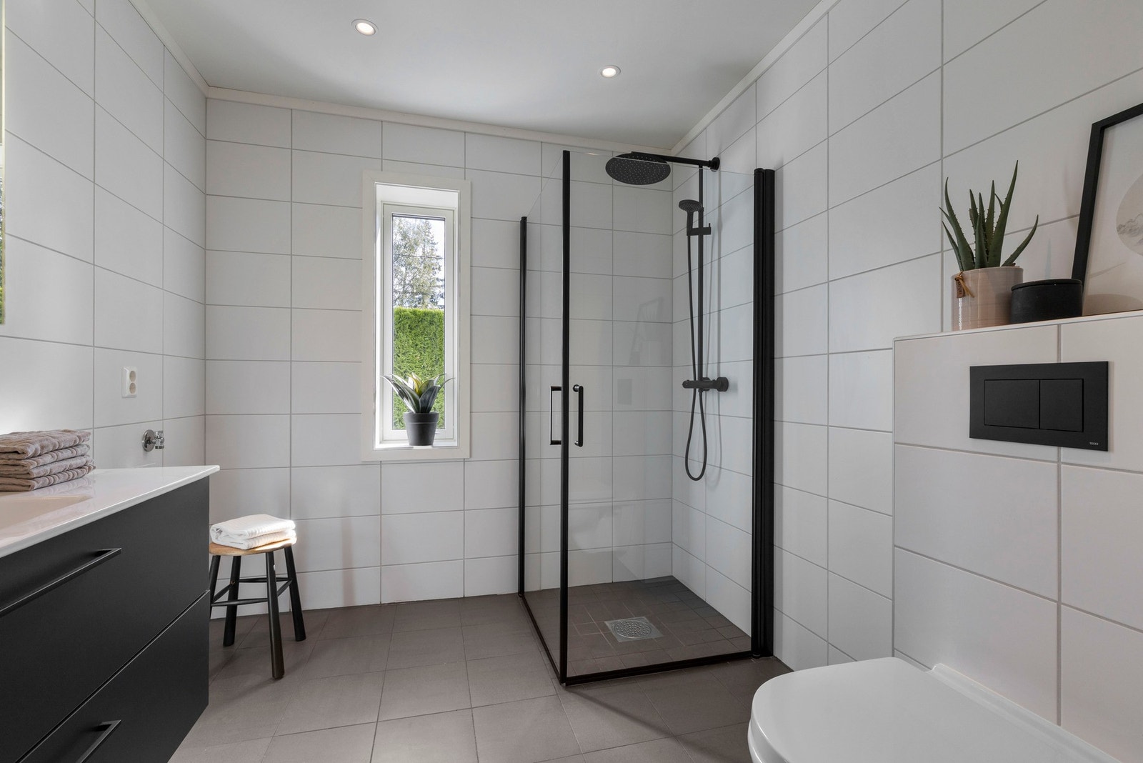 Det lekre badet er romslig med flislagte overflater Galleribilde