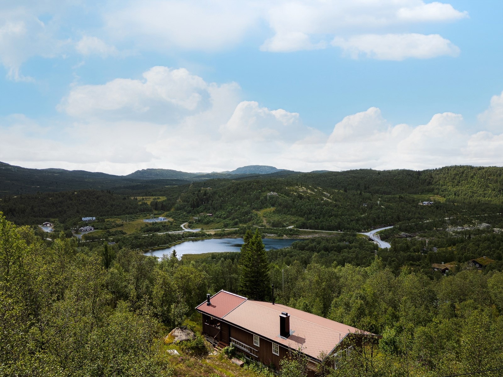 Fra parkeringsplassen ved veien er det ca. 200 meter sti frem til hytta. Hytta ligger skjermet fra annen bebyggelse som gir en usjenert og fredelig fritidseiendom. Galleribilde