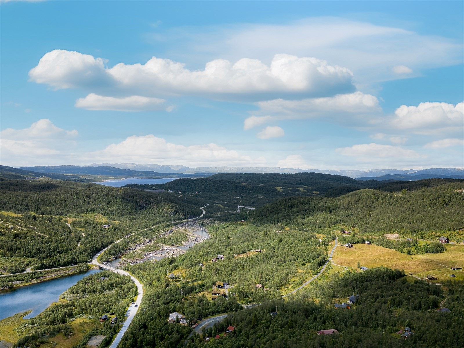 I vinterhalvåret finnes det flere skisenter i nærheten med tilbud for både unge og gamle. Det er ca. 19 km til Vierli Skiesenter og ca. 24 km unna finner du Rauland Skisenter, eller ca. 32 km i motsatt retninger har du Gaustablikk skisenter. Galleribilde
