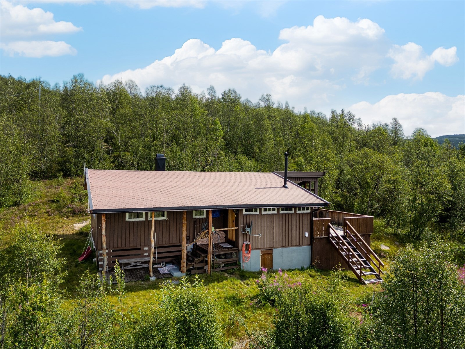 Det er bl.a. utskiftet en del fundamenter med pilarer, nyere taktekke, utvidet veranda samt ført opp takoverbygg med utepeis. Satt inn nytt sikringsskap med automatsikringer i 2023. Galleribilde