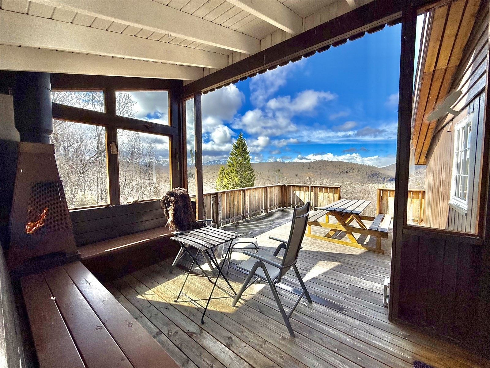 Frøystaulvegen 14 er en naturskjønn fritidseiendom beliggende ca. 920 m.o.h. med nydelig utsikt og fantastiske solforhold. Galleribilde