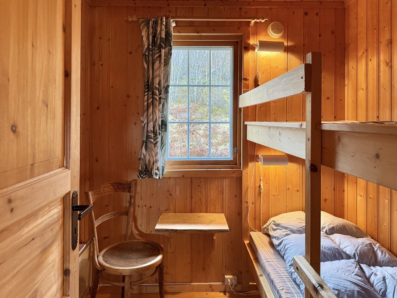 Tilliggende det ene soverommet mot stuen er det et adskilt vaskerom hvor det er vask og dusjkabinett. Det er røropplegg til lukket hyttesystem med egen vanntank med montert el-pumpe til fordeling av vannet til vaskerommet og kjøkken. Galleribilde