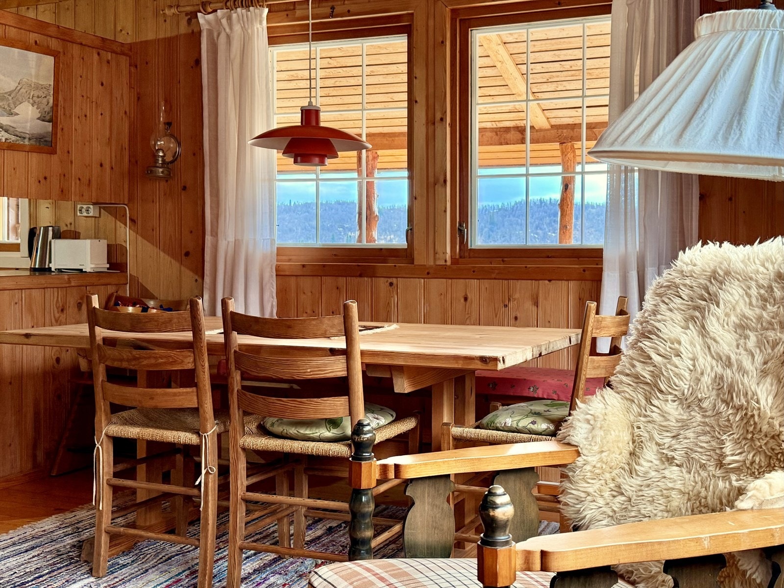 Det er gode vindusflater ut mot både vest og nord, som gir fint lysinnslipp inn i rommet og sikrer naturskjønt utsyn. Galleribilde