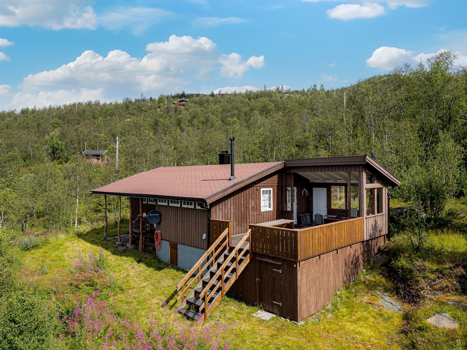 Lun og koselig hytte av type Drammenshytte oppført i 1985 i fantastiske omgivelser på Frøystul. Hytta er velholdt og det er foretatt påkostninger og oppgraderinger i nyere tid. Galleribilde