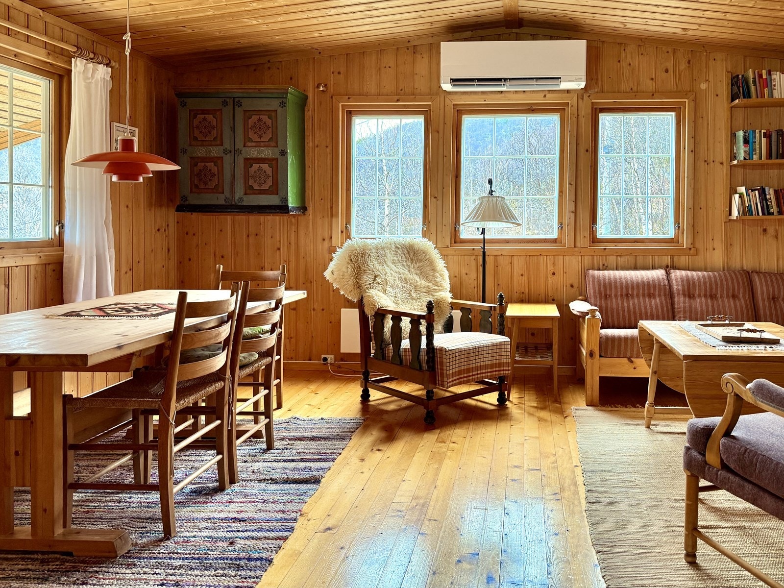 Fra gangen er det åpen tilkomst inn til stuen med åpen løsning mot kjøkkenet. Stuen er av god størrelse hvor det er fin plass til både spisestue og sofagruppe. Galleribilde