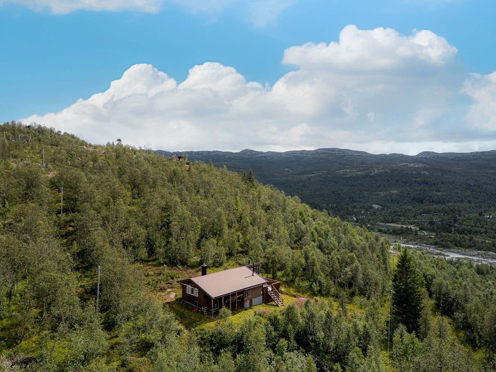 Nærområdet til hytta byr på mange fine fiskevann og bekker, og det er flotte sankemuligheter for sopp, bær og multer. Galleribilde