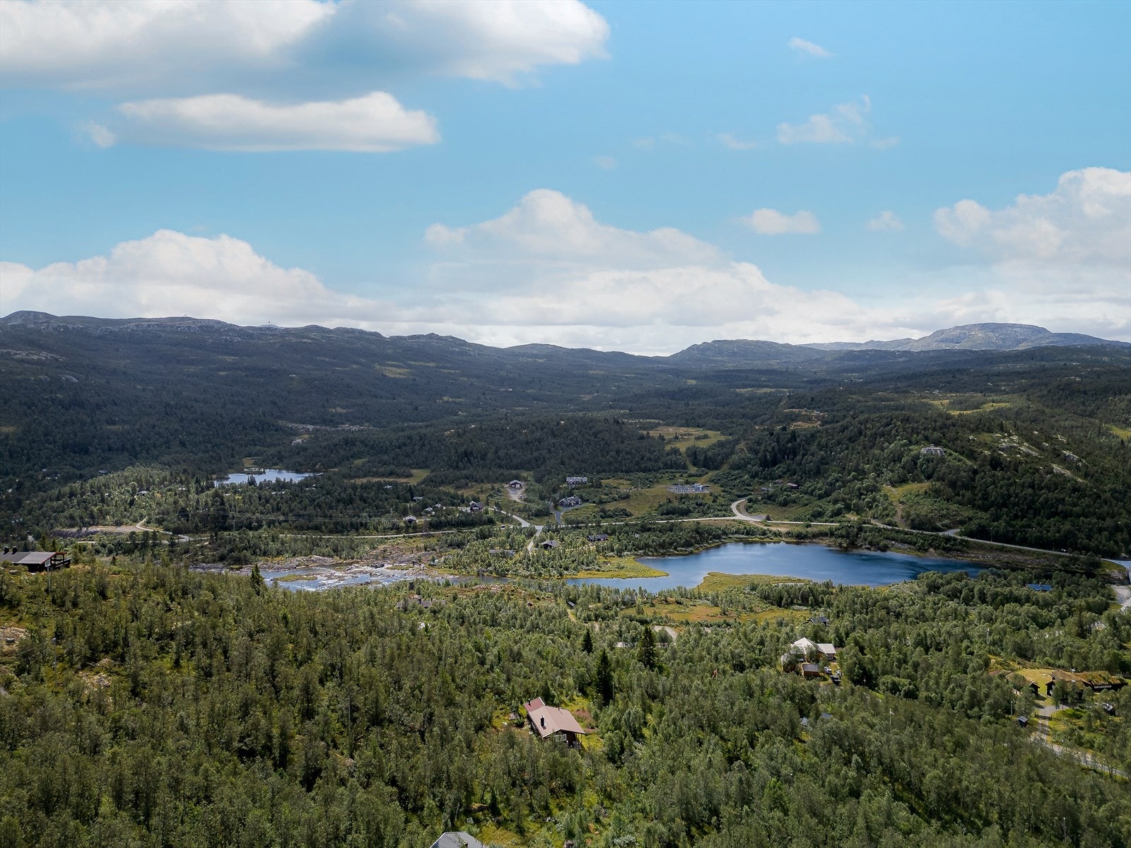 Området har flust av turstier både i skog, på vidda og vakre fjelltopper. Galleribilde