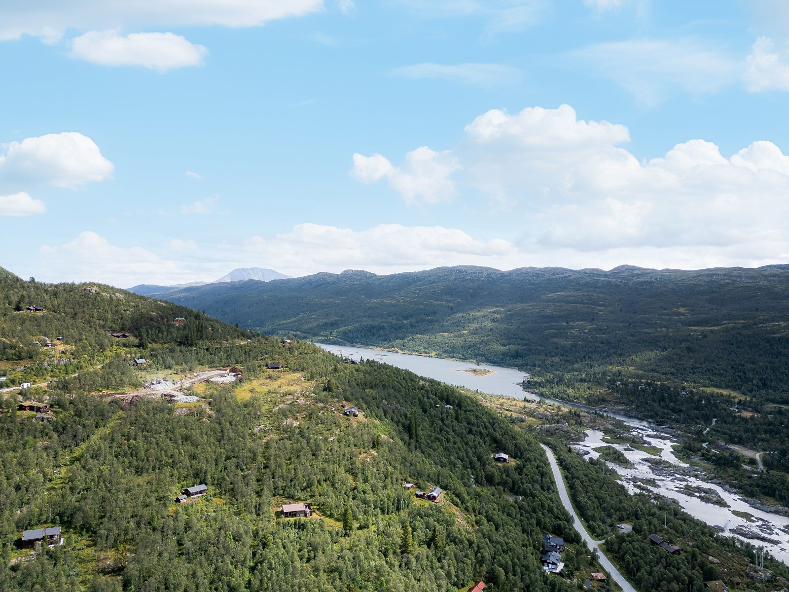 Vi befinner oss i tungtvannssabotørenes rike, og kan gå i deres fotspor i området, blant annet til Hellberghytta og Sabortørstien m.m. Galleribilde