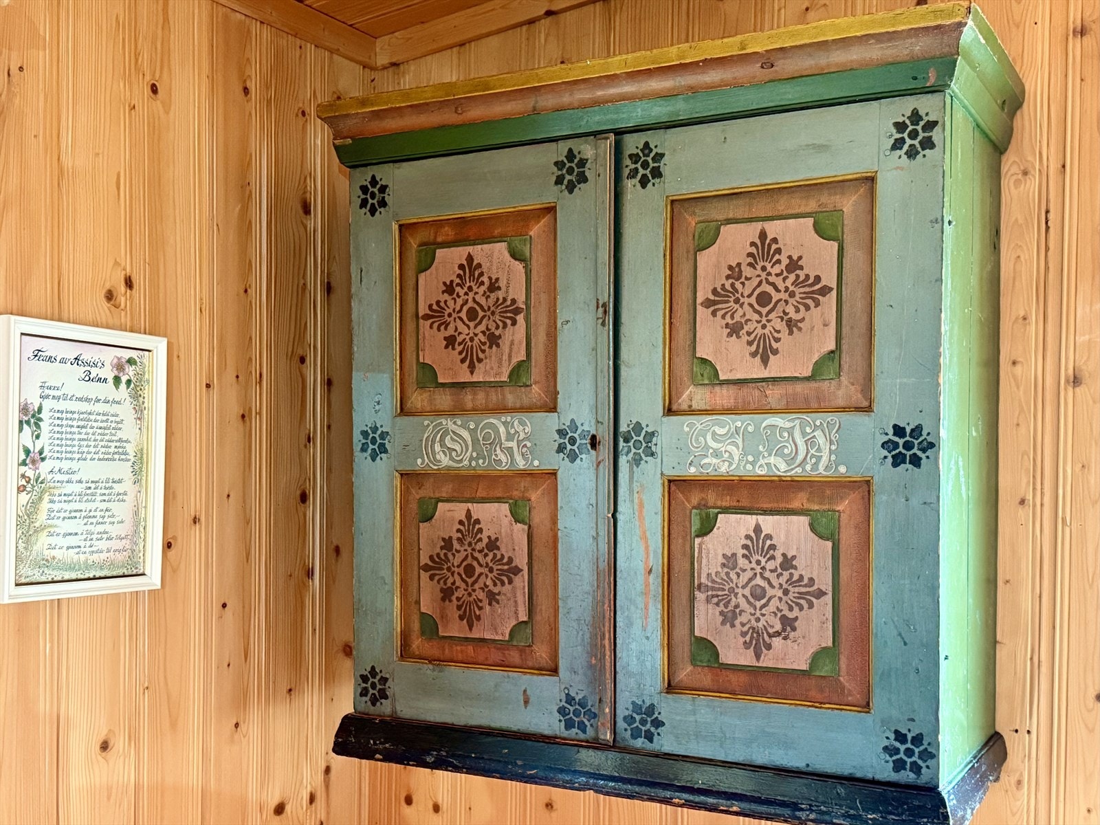 Fine detaljer og eldre sjarme i hytta. Galleribilde