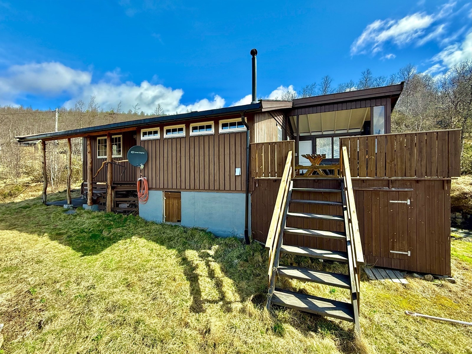 Fritidseiendommen har en romslig og solfylt naturtomt på ca. 945 kvm. Galleribilde