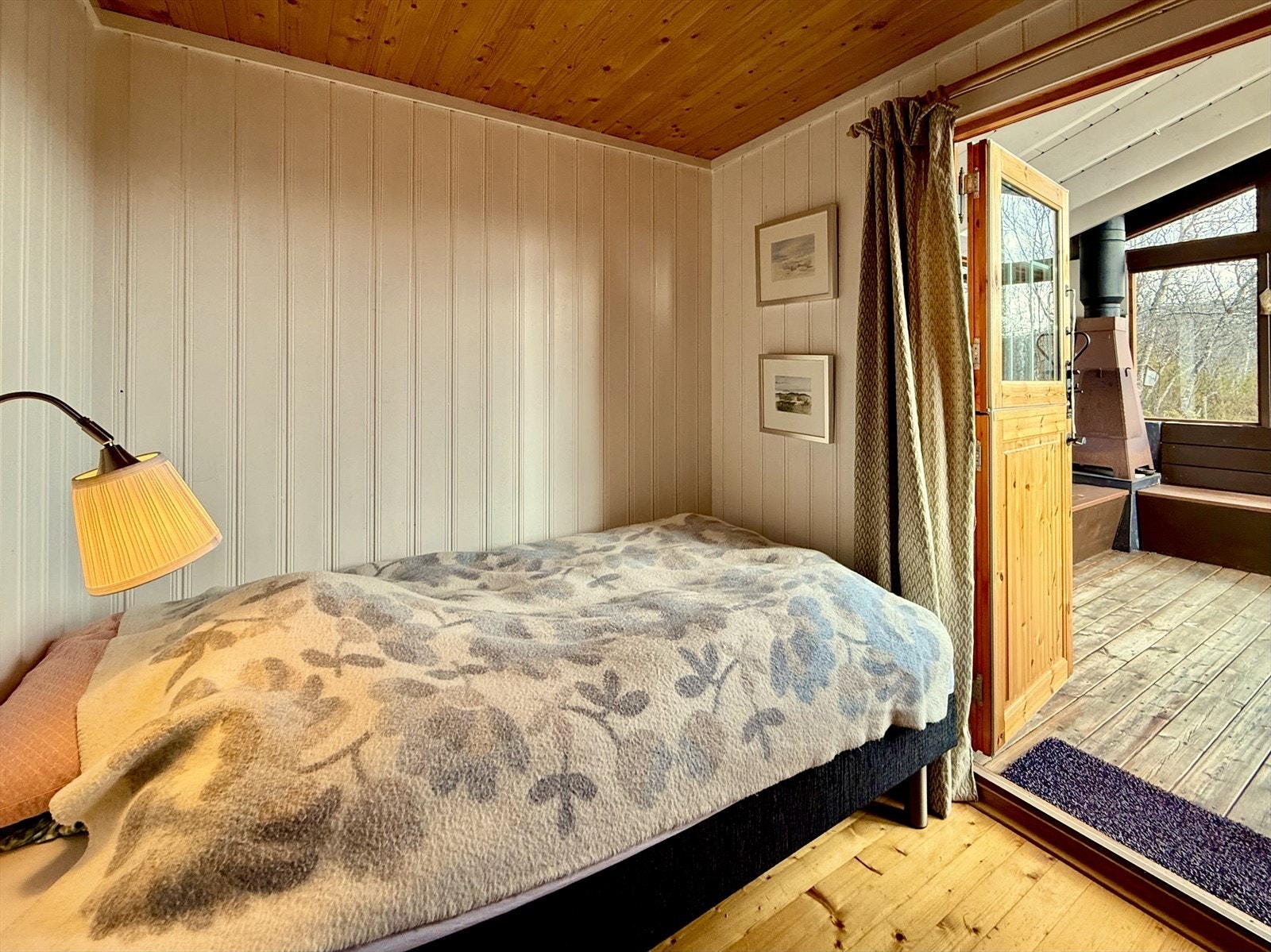 Hovedsoverommet er innredet med en dobbeltseng og har tilkomst ut til den romslige verandaen. Galleribilde