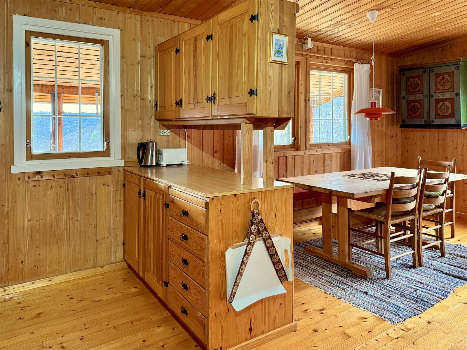 Kjøkkenet ligger praktisk til ved stuen, i åpen løsning. Galleribilde