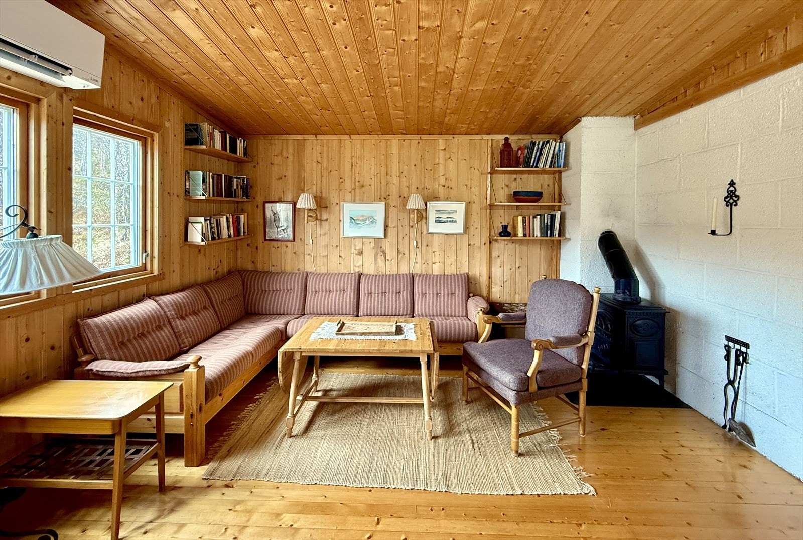 Det er installert varmepumpe som gir en jevn og behagelig temperatur til hytta. I tillegg er det vedovn som gir en god varme og lun stemning på kalde dager. Galleribilde