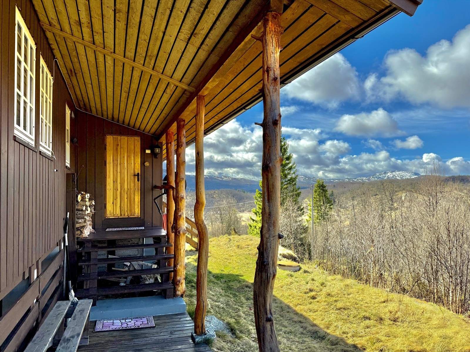 Hyggelig inngangsparti med takoverbygg ønsker deg velkommen inn i hytta. Galleribilde