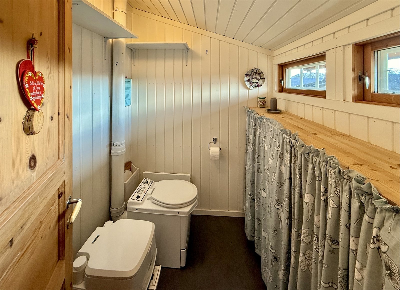 Toalettrommet har forbrenningstoalett, og rommet er pusset opp i ca. 2017. Det er boret dypvannsbrønn med elektrisk pumpe like ved hytta. Det er utvendig vannuttak vedd trapp. Det benyttes hage slange for fylling av vanntanken på vaskerommet. Galleribilde
