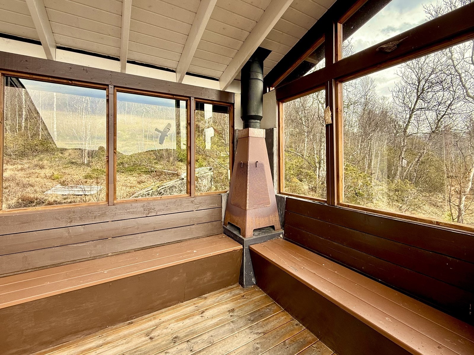 Verandaen er romslig hvor det er fin plass til utemøblement. Deler av verandaen har også takoverbygg med to vegger med kledning og større glassfelt som gir en lun og nydelig uteplass. Galleribilde