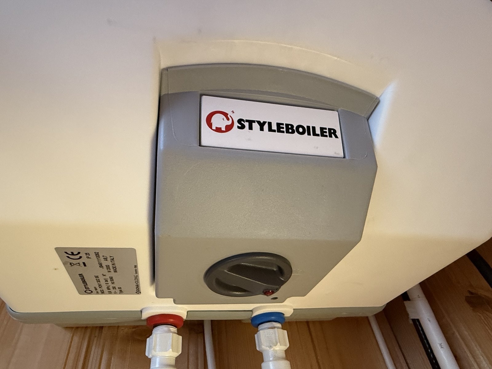 Vegghengt mindre varmtvannstank på vaskerom. Galleribilde