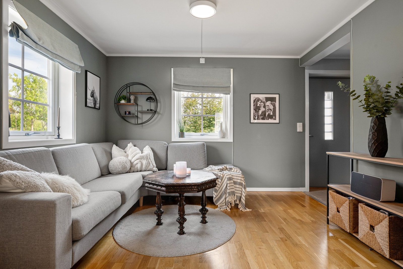 Lys stue med plass til sofagruppe og spisebord - varmekabler i gulv Galleribilde