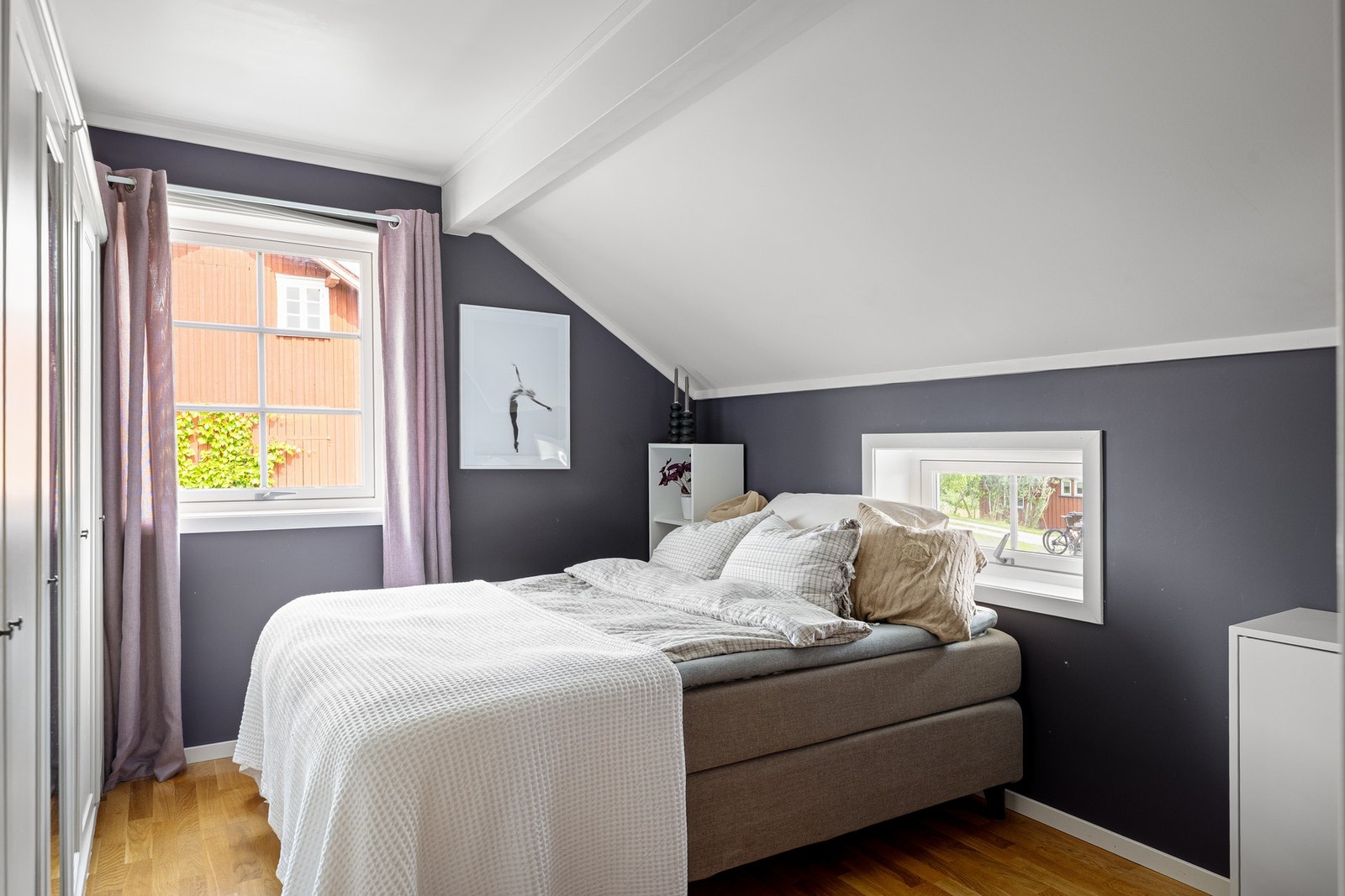 Soverom i 2 etasje med god plass til dobbeltseng og garderobeløsning Galleribilde