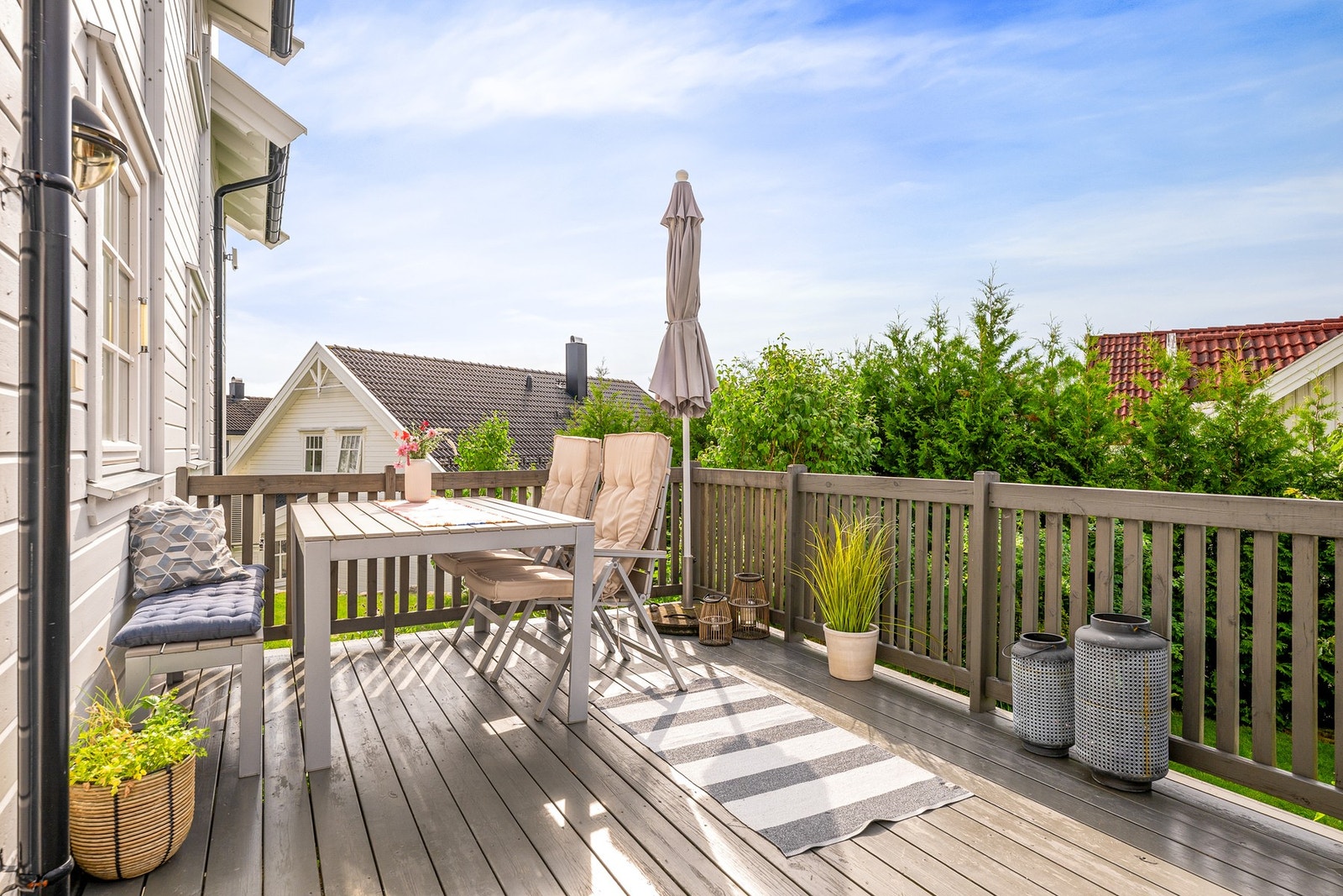 Uteplass med fine solforhld Galleribilde