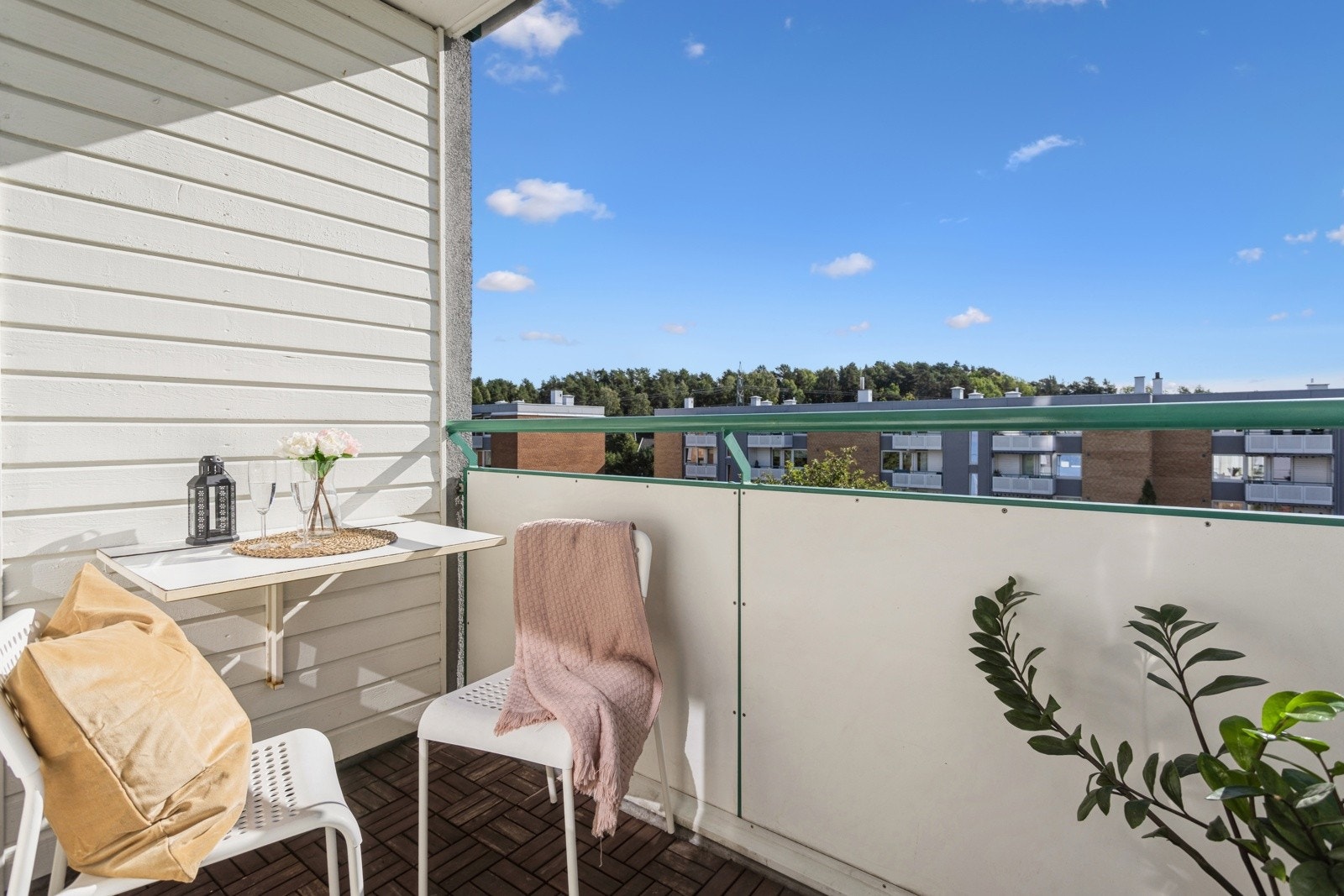 Utgang fra stue til en sydøstvendt balkong med plass til diverse utemøbler. Galleribilde