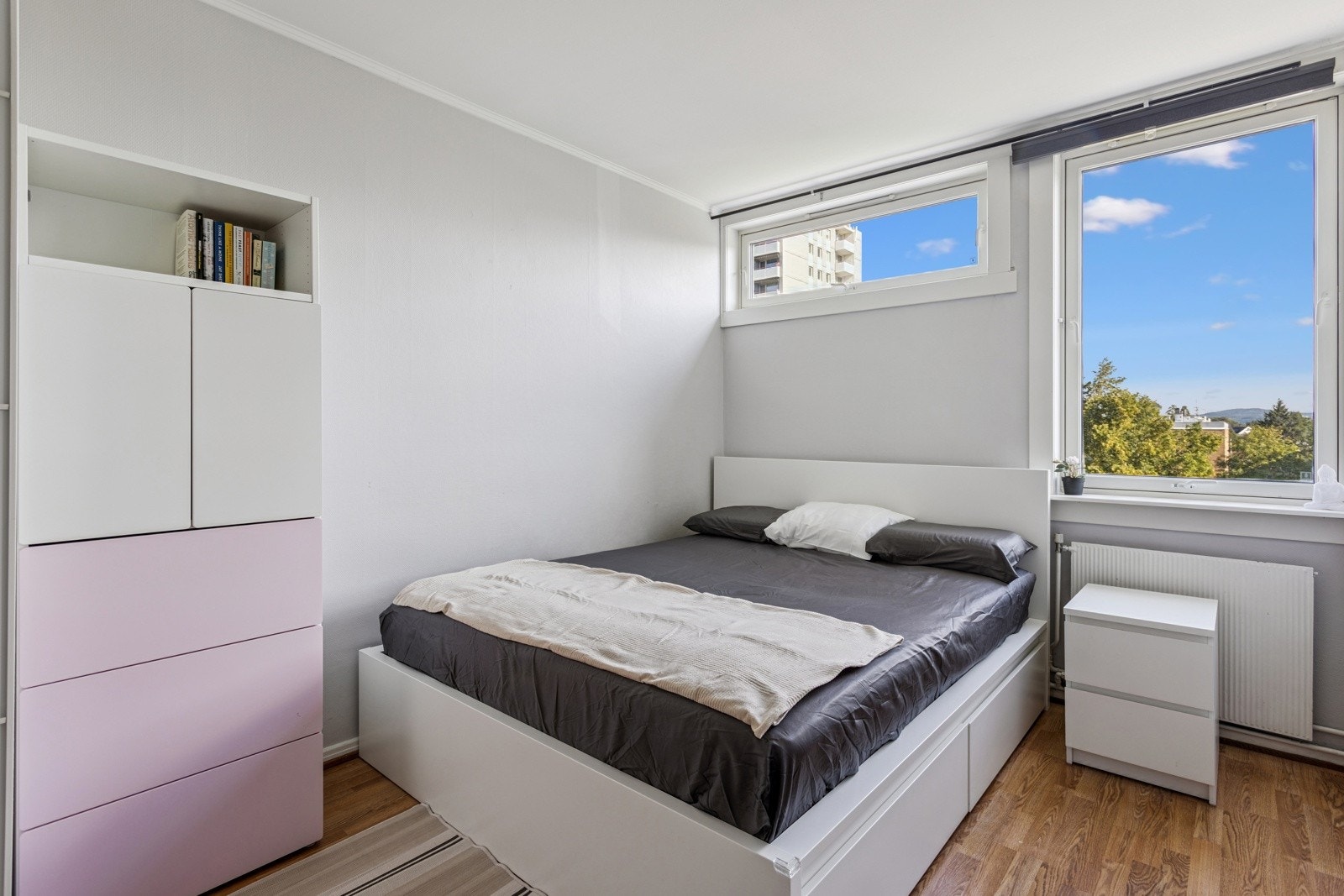 Plass til seng, nattbord og ekstra oppbevaring. Galleribilde