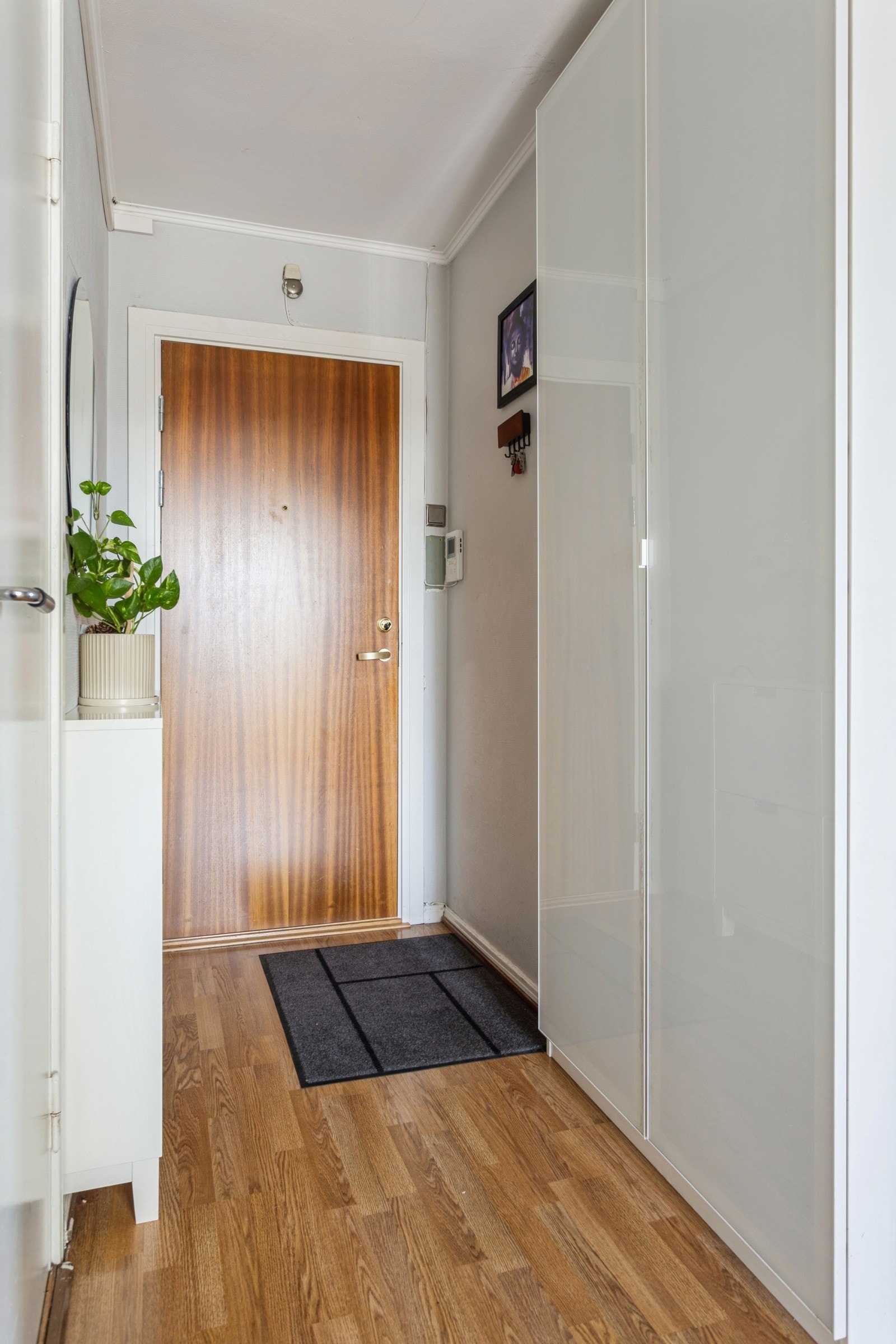 Garderobeskap og skoskap gir ekstra oppbevaring. Dørcalling. Galleribilde