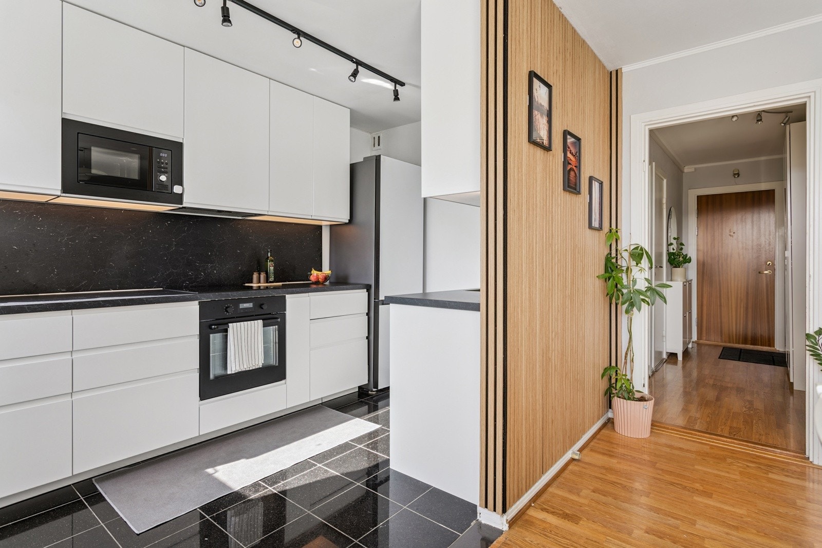 Her har du god skap- og benkeplass. Galleribilde