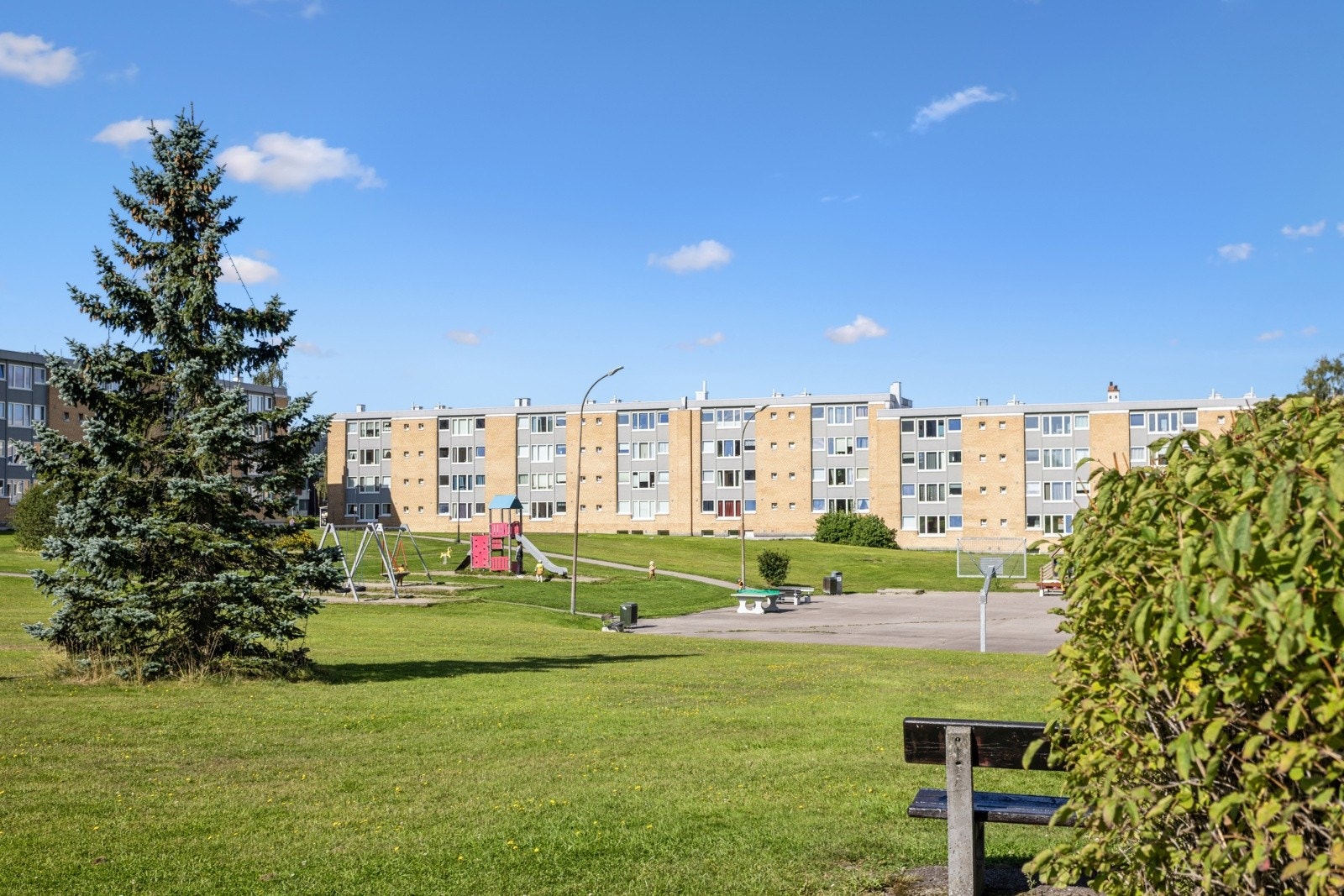 Området er meget barnevennlig med kort vei til barnehager, skoler i alle trinn. Galleribilde