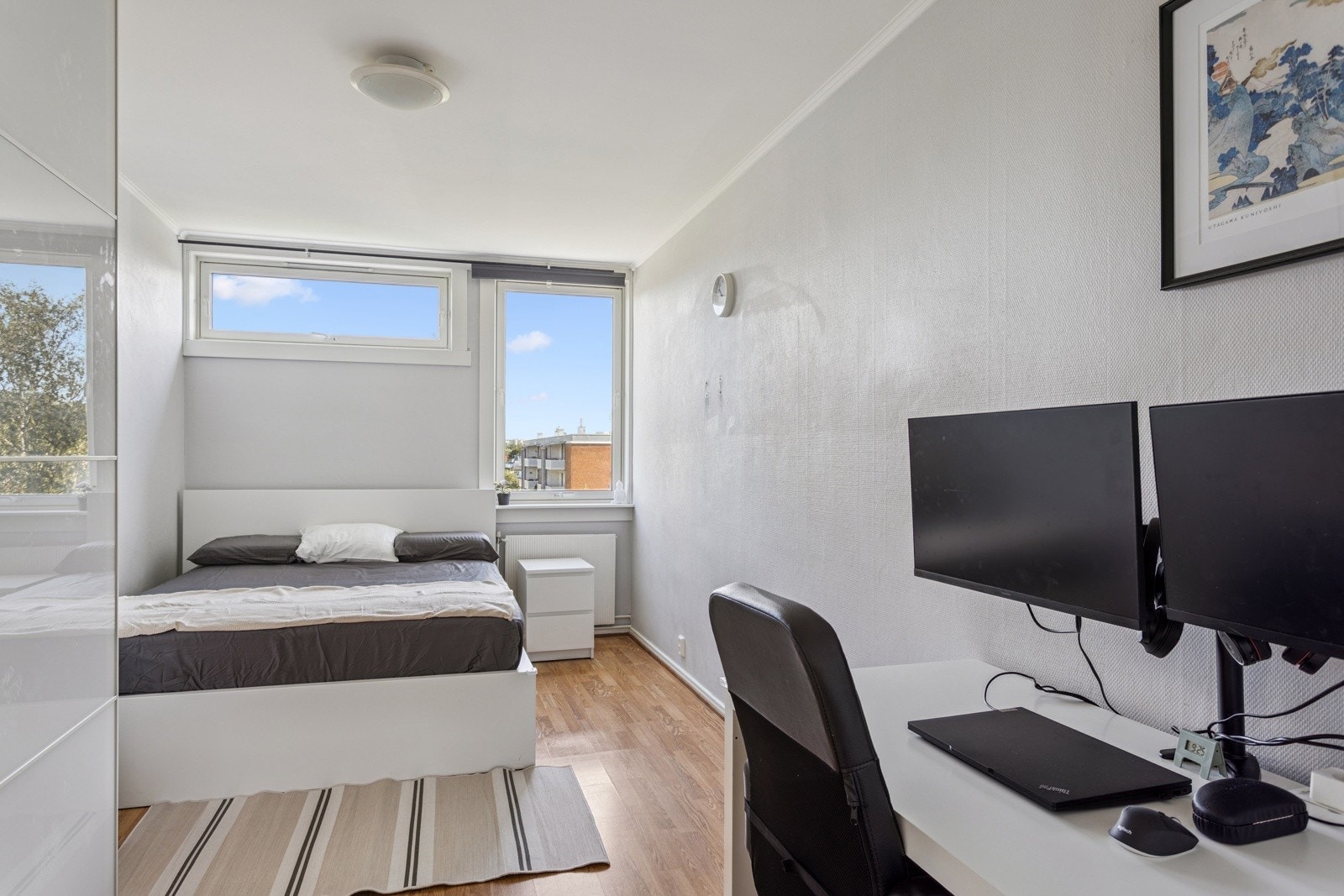 Romslig hovedsoverom med garderobeskap. Galleribilde