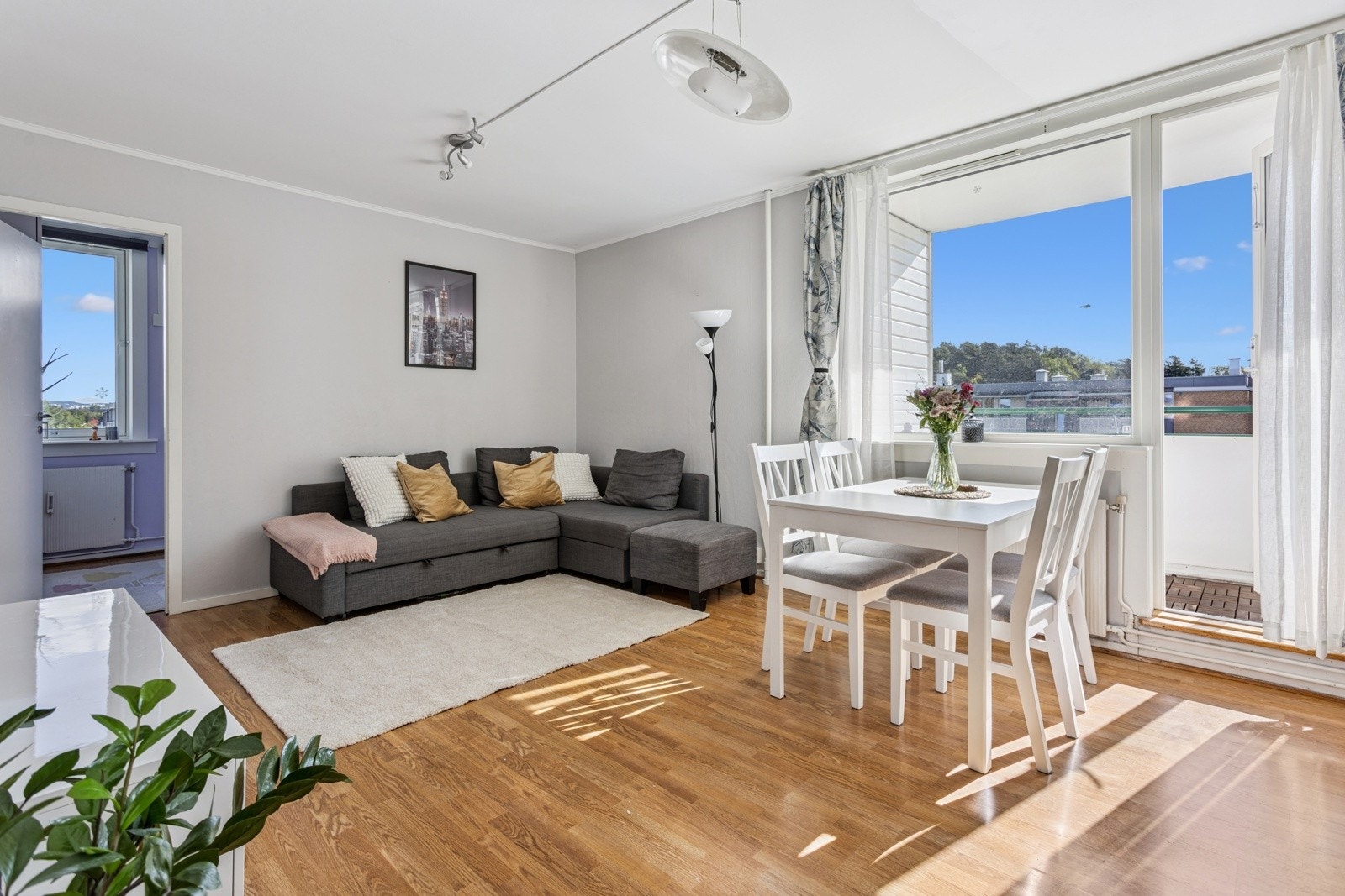 Lys og fin 3-roms leilighet med balkong, flislagt bad, to soverom og flere moderne oppgraderinger. Galleribilde