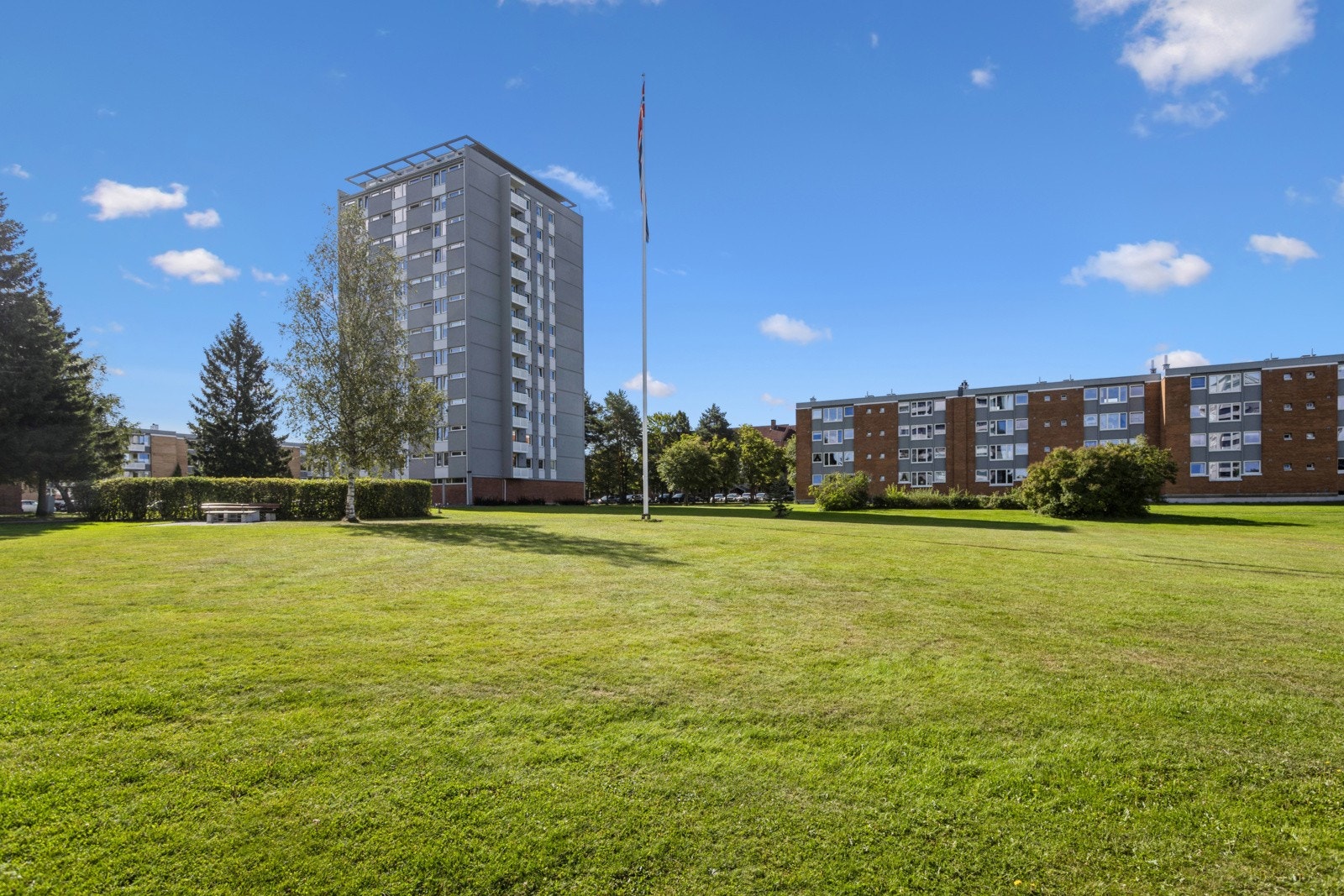 Nærområdet byr på et rikt forretnings- og servicetilbud med blant annet Manglerud senter med mange butikker, dagligvare- og servicetilbud Galleribilde