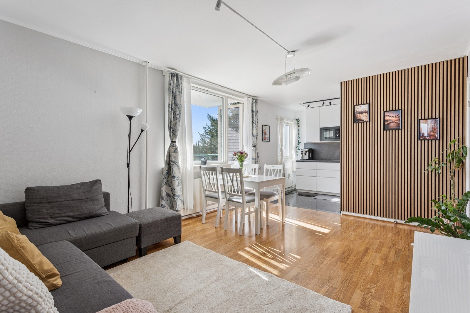 Store vindusflater som gir godt med lysinnslipp. Galleribilde