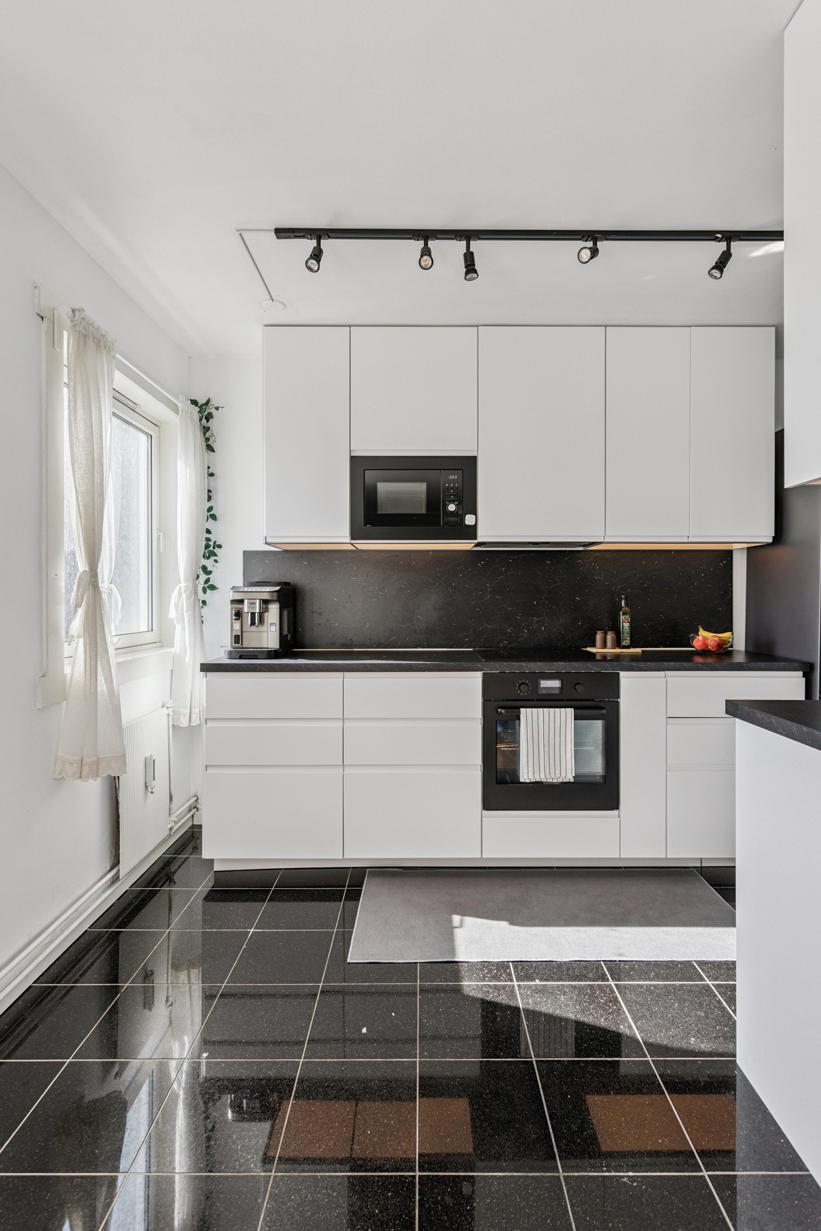 Kjøkkeninnredning fra 2023 med laminat benkeplate, kum, integrert ovn og koketopp og oppvaskmaskin Galleribilde