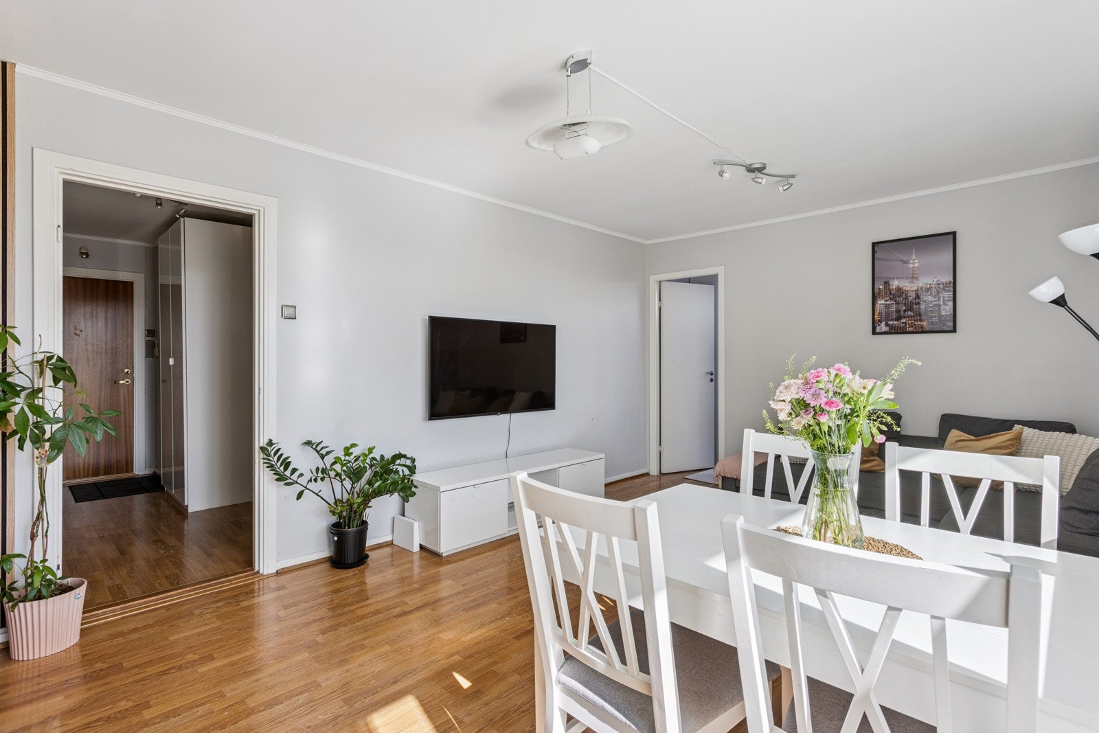 Romslig stue med flere møbleringsmuligheter. Galleribilde