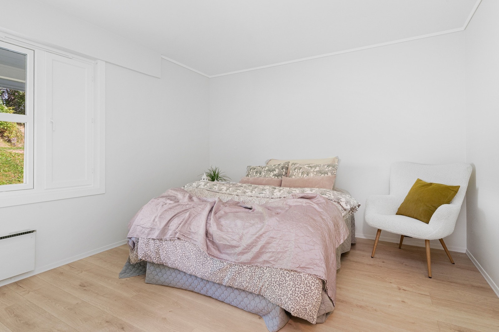 Lyst og romslig soverom. Galleribilde