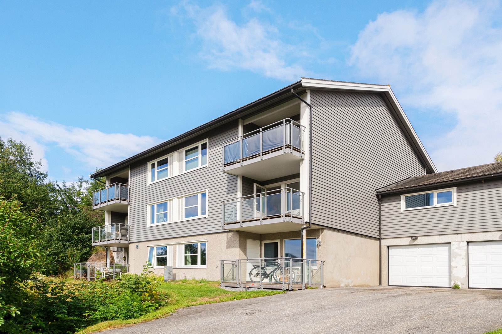 Leiligheten er en del av Banehaugen Borettslag som har en sentral og tilbaketrukket beliggenhet. Galleribilde