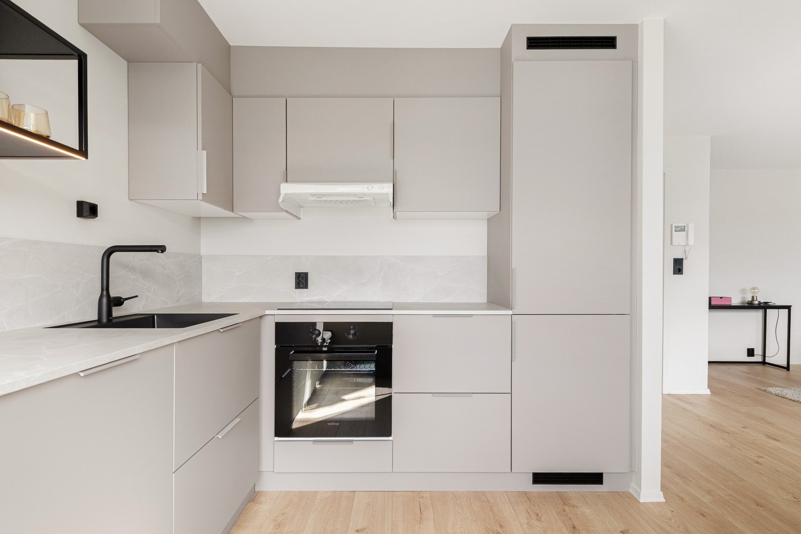 Kjøkkenet har intetegrerte hvvitevarer, herunder kjøle- og fryseskap, stekeovn og koketopp. Galleribilde