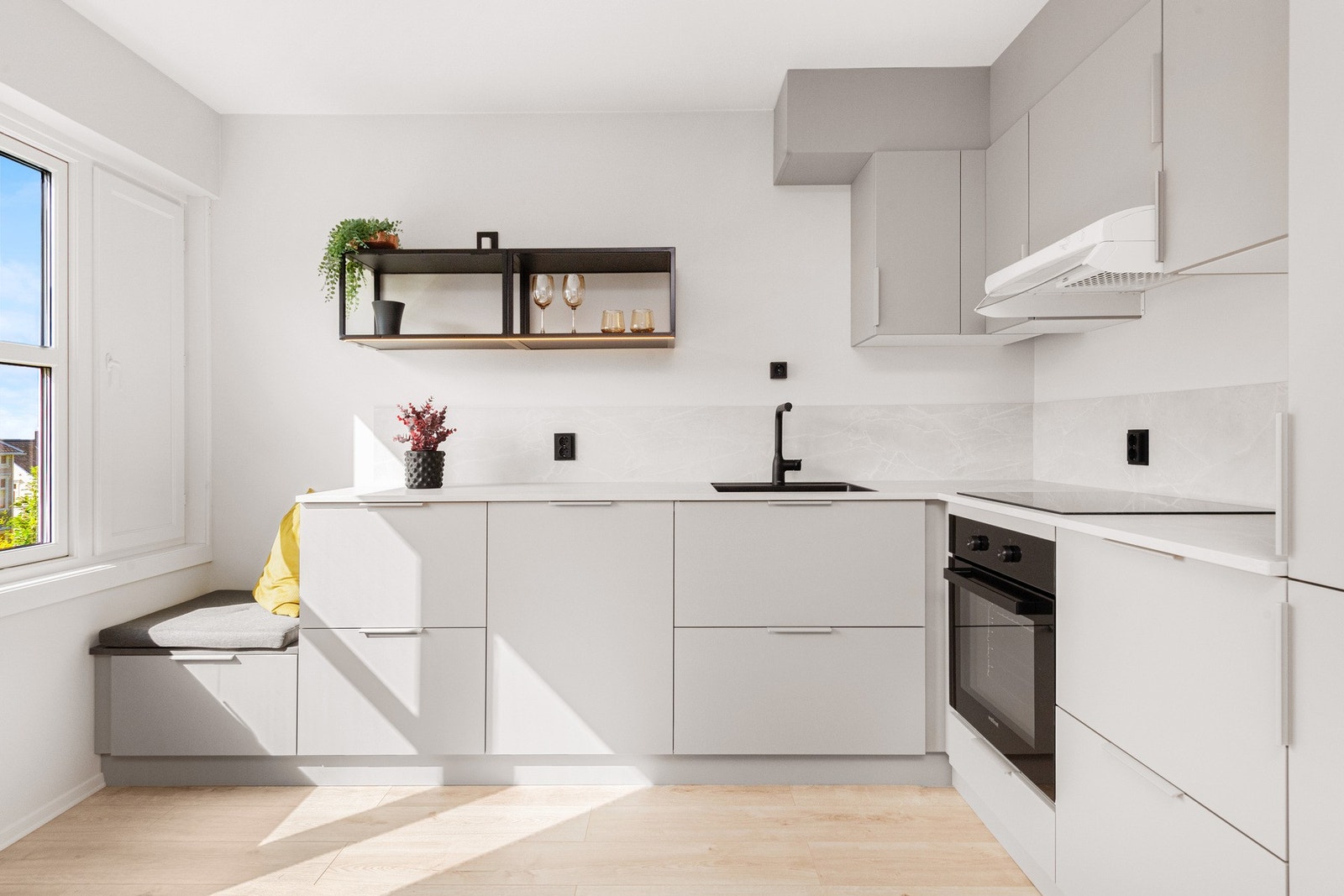 Moderne og tidsriktig kjøkkeninnredning med praktisk sittebenk. Galleribilde