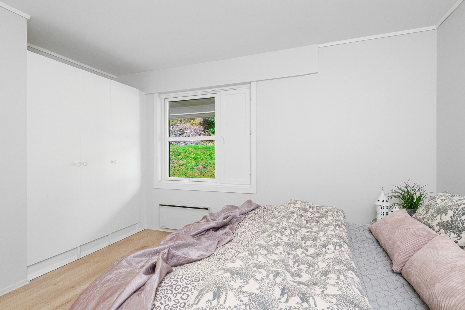 På soverommet er det frittstående garderobeskap som medfølger. I tillegg har soverommet egen "walk in"/bod. Galleribilde