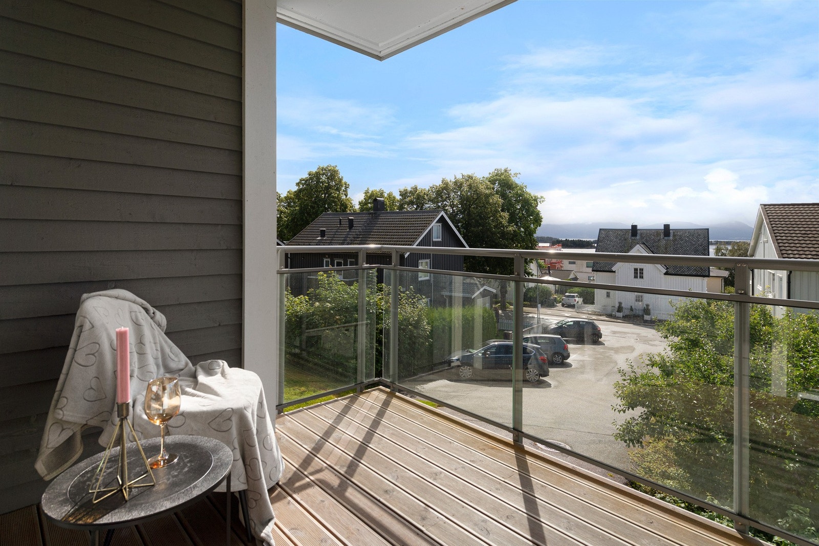 Fra balkongen er det fin utsikt til fjord og fjell. Galleribilde