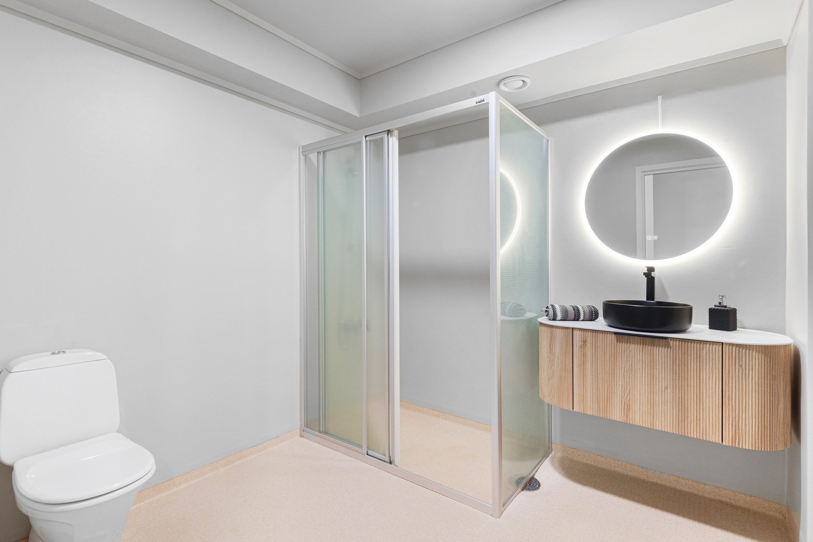 Bad med god størrelse og ny baderomsinnredning med tilhørende, servant og speil. Galleribilde