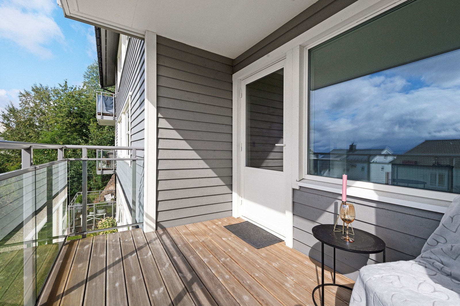 Fra leiligheten er det utgang til romslig, overbygd balkong. Galleribilde