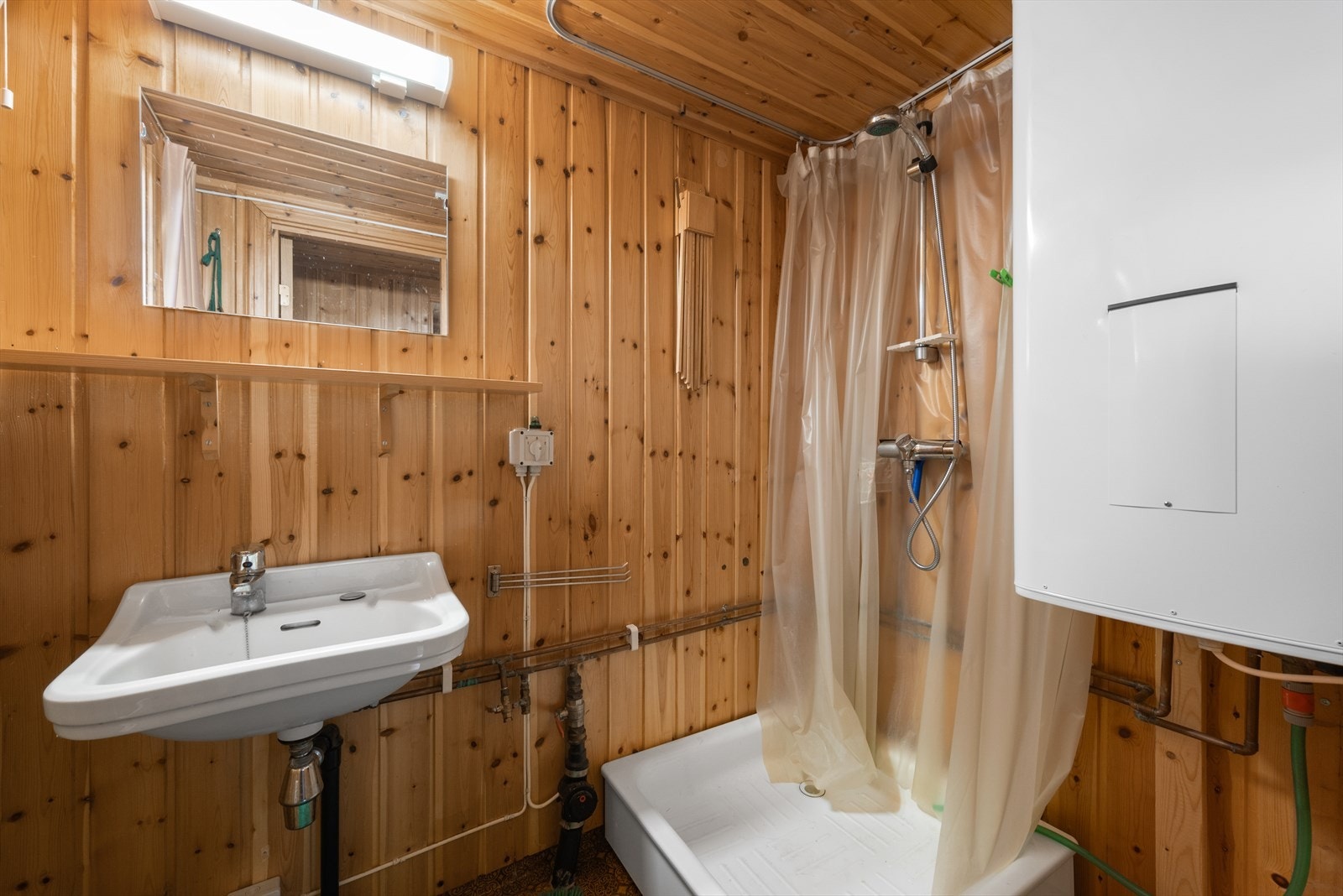 Enkelt bad med dusj og vask. Galleribilde