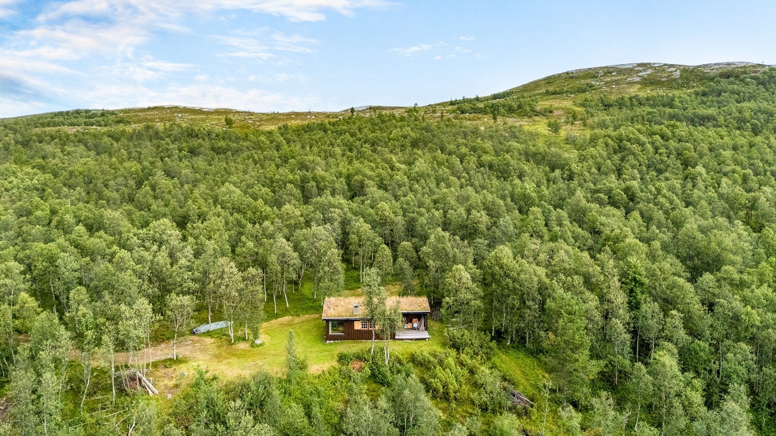 Det er kort vei opp på fjellet. Hytta ligger 809 moh. Galleribilde