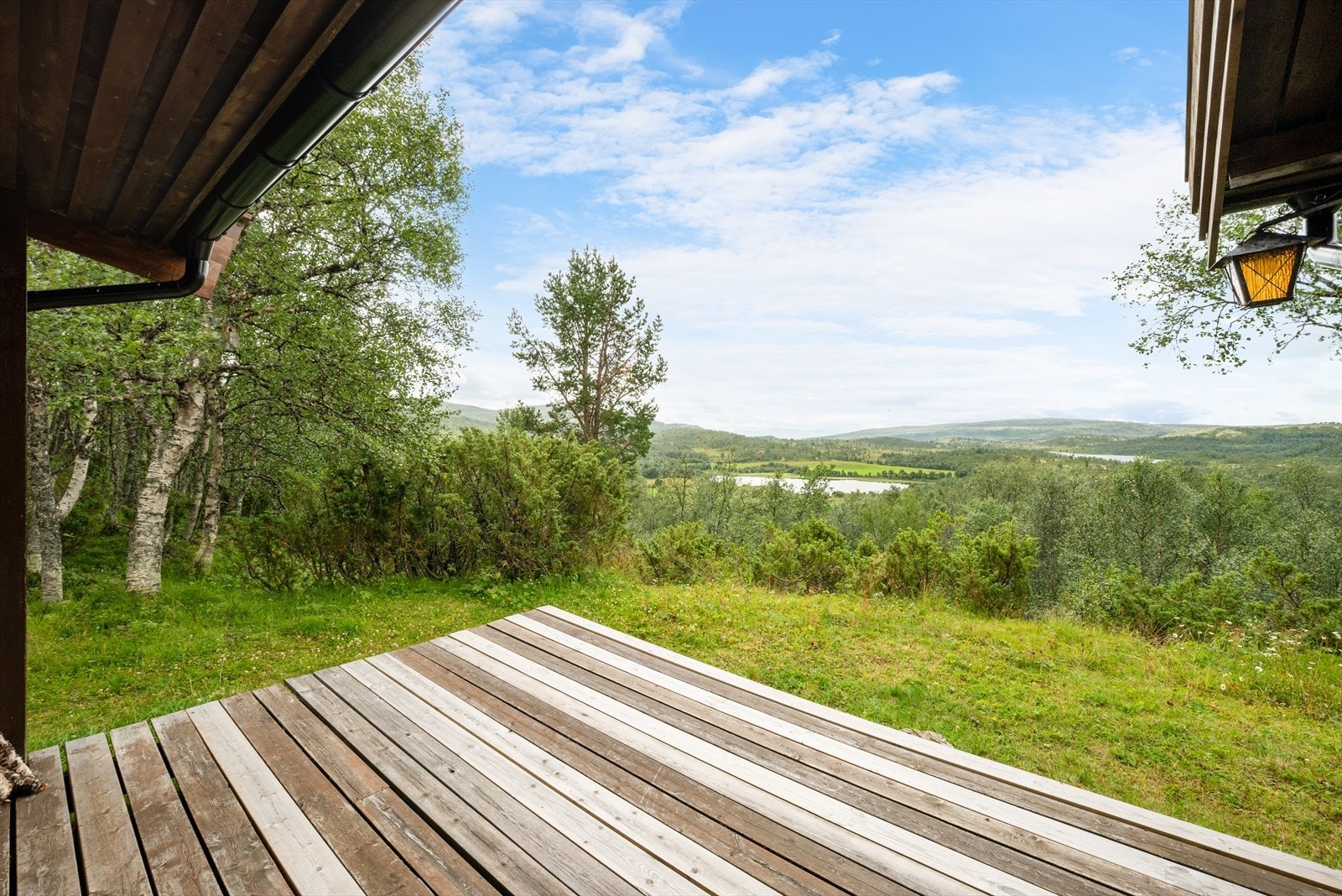 Hytta ligger høyt i terrenget med flott utsikt utover omkringliggende fjellområder og mot bl.a. Heksemtjønna og Langtjønna Galleribilde