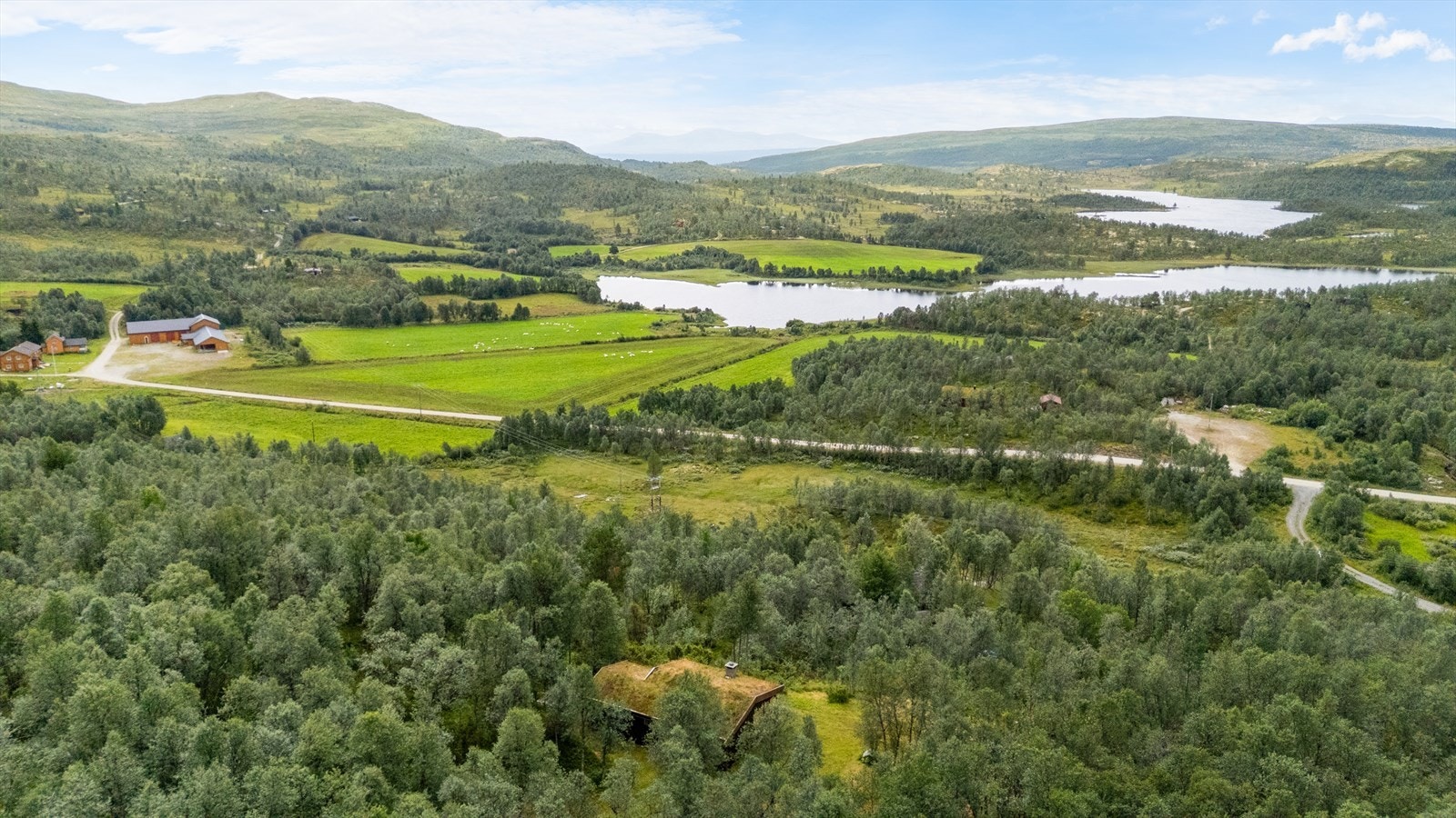 Hytta har innlagt strøm og vann. Bilvei helt fram sommerstid. Vinterstid parkeres det nede ved Harsjøveien (til høyre på bilde). Galleribilde
